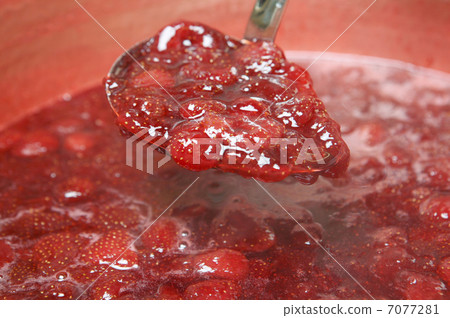 Strawberry jam making 7077281