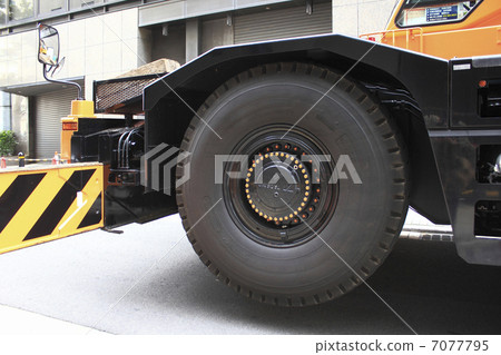 Large crane vehicle 7077795