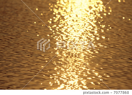 The water surface where the setting sun of Lake Hato is reflected The water surface where the setting sun of Lake Hato is reflected 7077868
