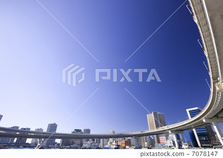 城市高速和天空 7078147