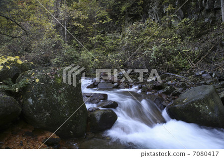 秋天的小溪 7080417