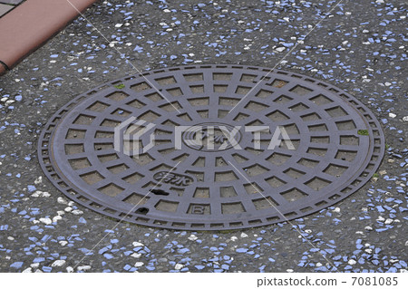 Sewer manhole cover 7081085