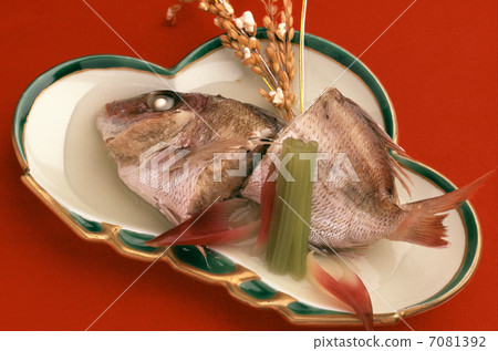 Steaming the sea bream 7081392