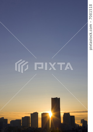 Minato Mirai建築群和晨光 7081518