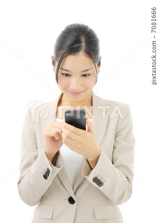 看智能手機的女商人 7081666