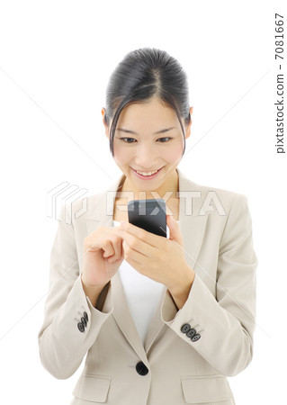 看智能手機的女商人 7081667