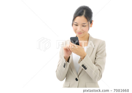 看智能手機的女商人 7081668