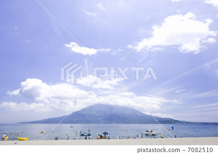 Sakurajima and the beach 7082510