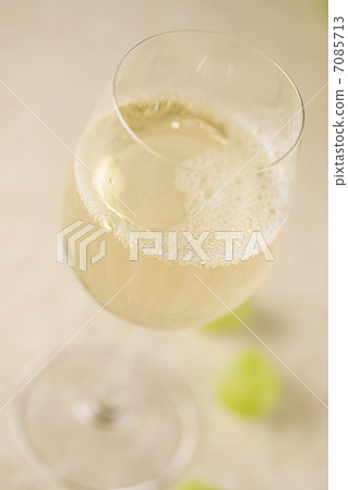 White wine 7085713