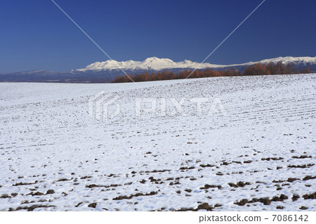 Earth of the first snow 7086142
