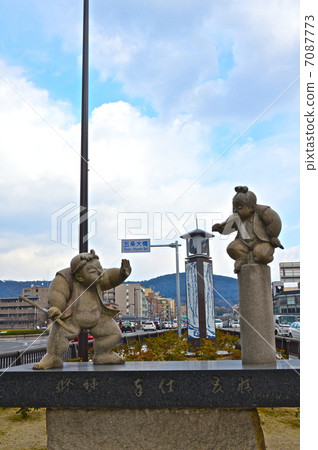Stone statue of "Ushiwakamaru (right) and Benkei (left) confrontation" (Gojo Ohashi Nishizume / Shimogyo-ku, Kyoto) 7087773