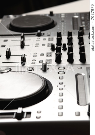 dj mixer 7087979