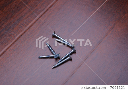 A few screws A few screws 7091121