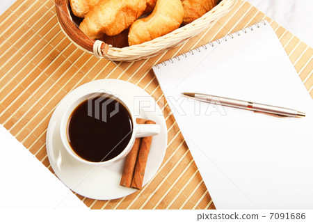 Breakfast coffee and croissants 7091686