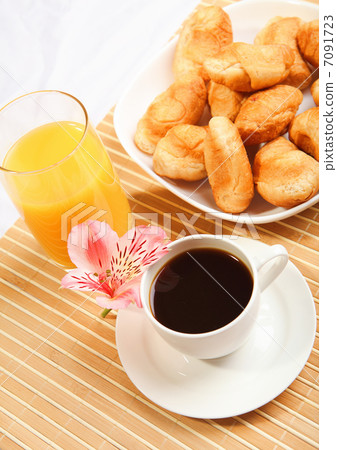 Breakfast coffee and croissants 7091723