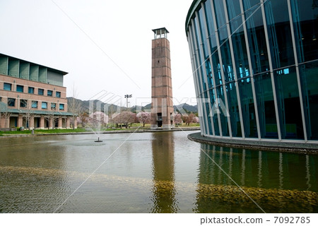 高知縣立高知科技大學圖書館和鍾樓等待新生 7092785