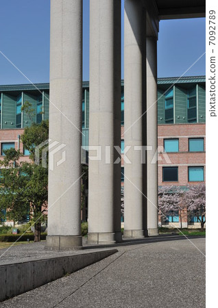 Waiting for a freshman Spring Moment's Kochi Prefectural Kochi University of Technology Main building front Waiting for a freshman Spring Moment's Kochi Prefectural Kochi University of Technology Main building front 7092789