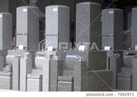在墓碑商店的商店展示的墓碑 在墓碑商店的商店展示的墓碑 7092973