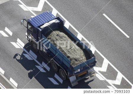 運載地球和沙子的翻斗車 運載地球和沙子的翻斗車 7093103