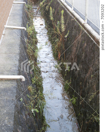 住宅區的生活排水 7093202