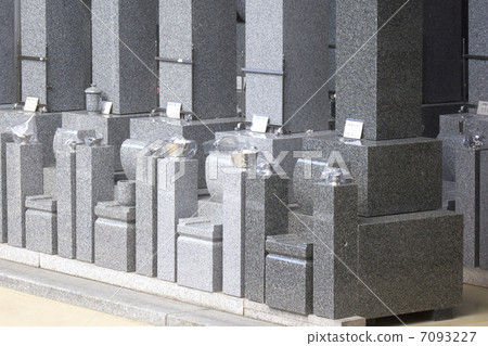 在墓碑商店的商店展示的墓碑 在墓碑商店的商店展示的墓碑 7093227