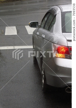 一輛客車的停車燈停在行人過路處 7093538