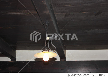 An old-fashioned indoor incandescent light bulb 7094042