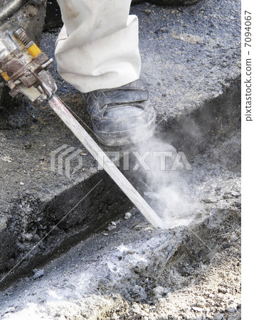 Road rock drilling machine 7094067