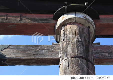 在Nitune寺廟的木牌坊門 7094252