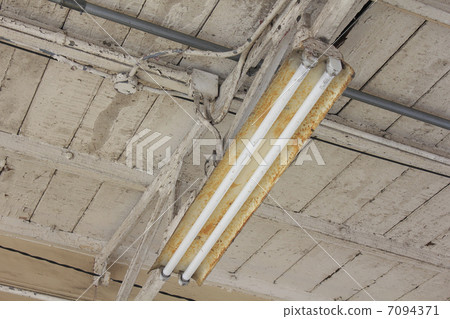 Ceiling old fluorescent light 7094371