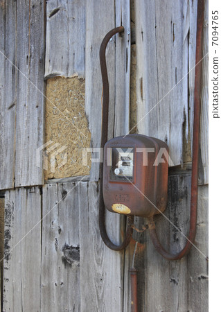 生鏽的電錶附有樹的牆壁 生鏽的電錶附有樹的牆壁 7094765