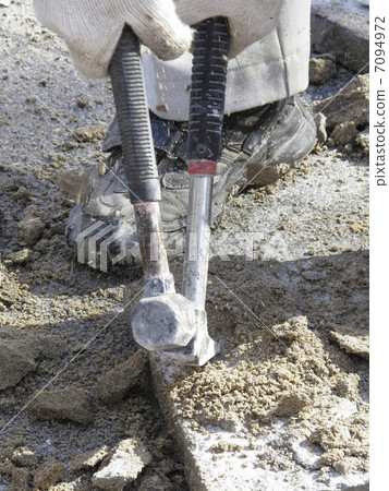 Road rock drilling machine 7094972