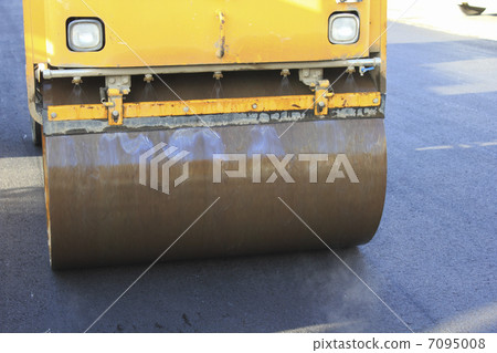 Heavy machinery for asphalt road construction 7095008
