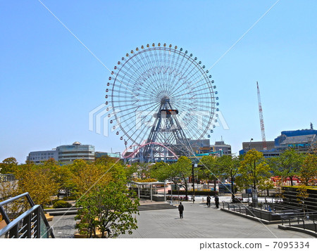 Appropriately sunny pallet tower Ferris wheel Cosmo Clock 21 from Queens Square 7095334