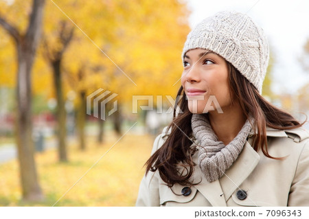 Fall woman looking portrait 7096343