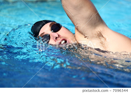Man swimming crawl 7096344