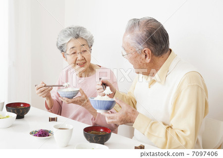 老年夫婦用餐 老年夫婦用餐 7097406