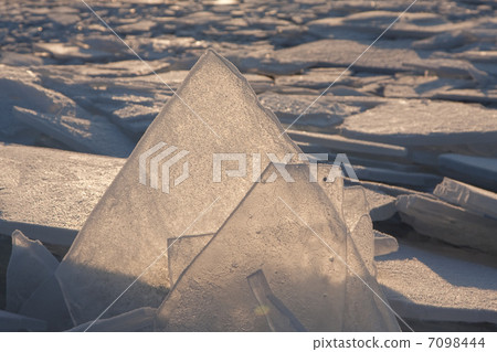 Drifting ice at the IJmeerdike near Almere (the Netherlands) 7098444
