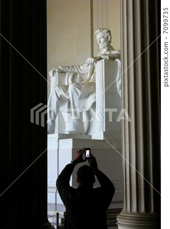 人們在林肯紀念堂拍攝 7099735