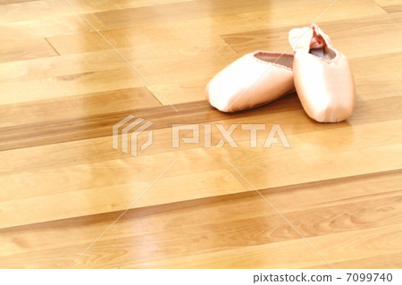 Ballet classroom floor and toe shoes R 7099740