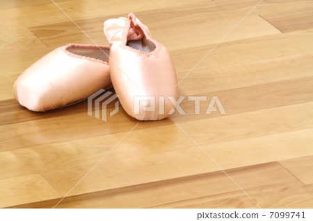 芭蕾教室地板和腳趾鞋L. 7099741