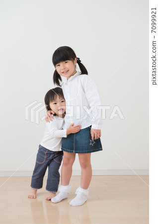 姐妹穿著白色的衣服 7099921