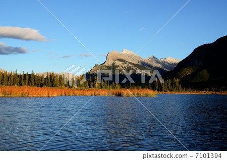Vermilion lake in autumn 7101394