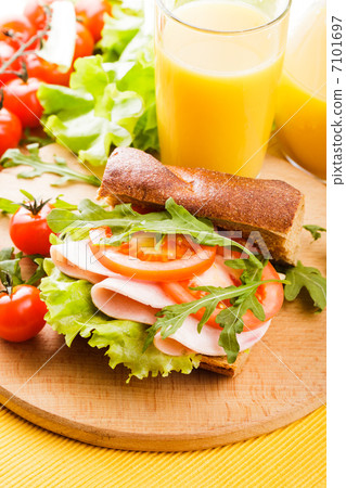 Wholegrain sandwich 7101697