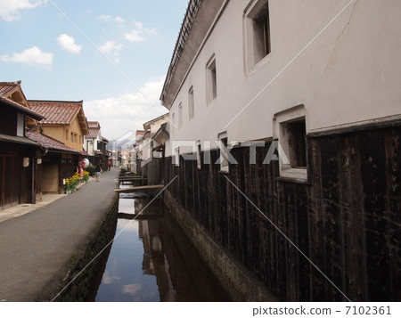 Streets with white walls Streets with white walls 7102361