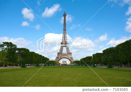 藍天，巴黎在春天，埃佛爾鐵塔 7103085