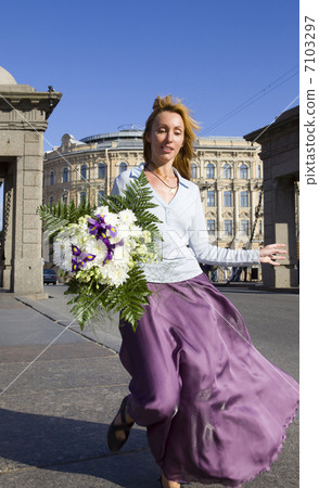woman   with Bouquet 7103297