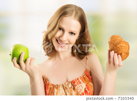 woman  choose between healthy and unhealthy food 7103340