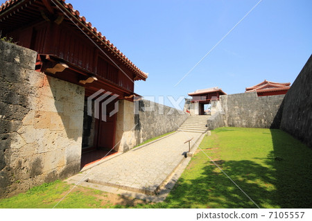 Shuri Castle · Entry Gate and the Gate of Worship 7105557
