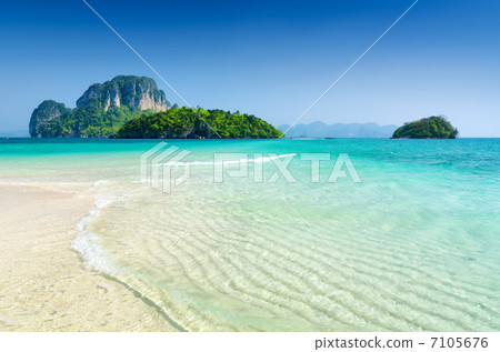 Clear water and blue sky Clear water and blue sky 7105676